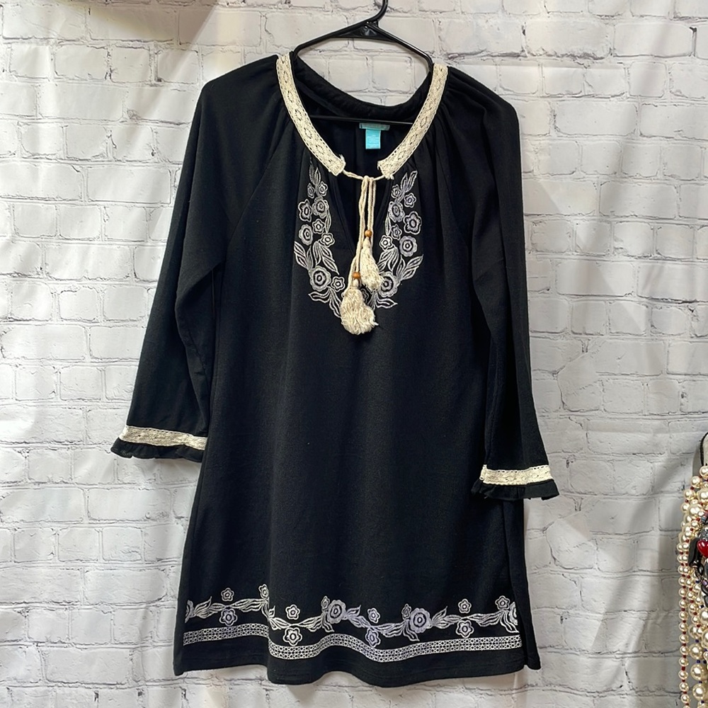 Beautiful embroidered crochet lace boho tassel 18W tunic top
